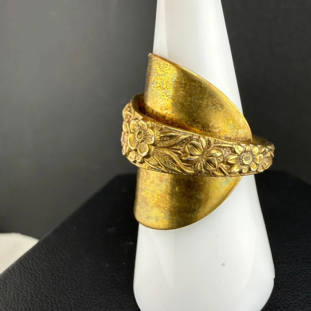 Vintage S Kirk & Son Hammered Repousse Ring Gold Tone Signed Size 8